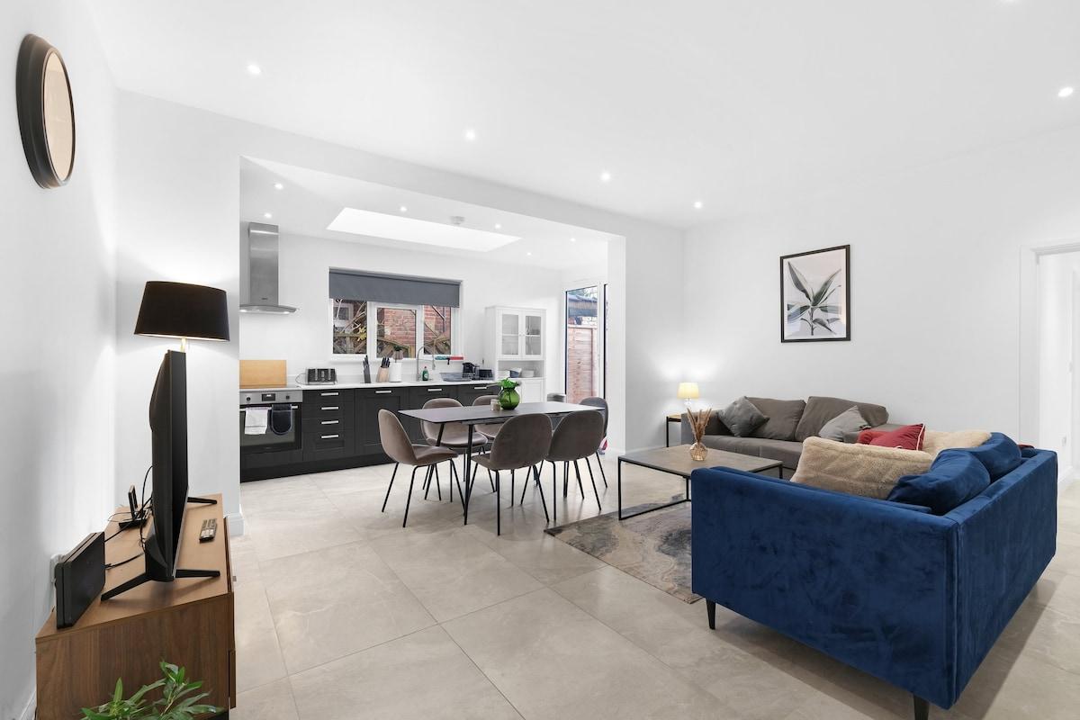 Modern 4 Beds Apt. in London with Parking + Garden3