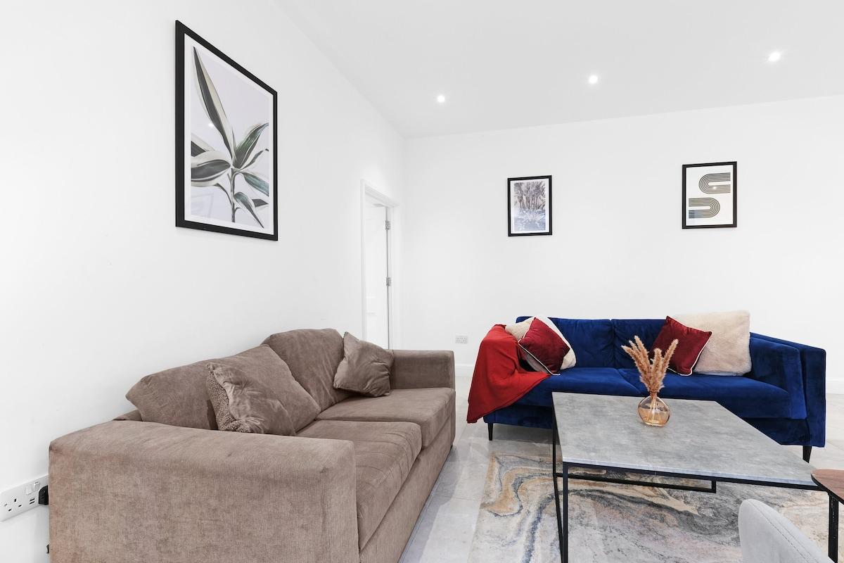 Modern 4 Beds Apt. in London with Parking + Garden4