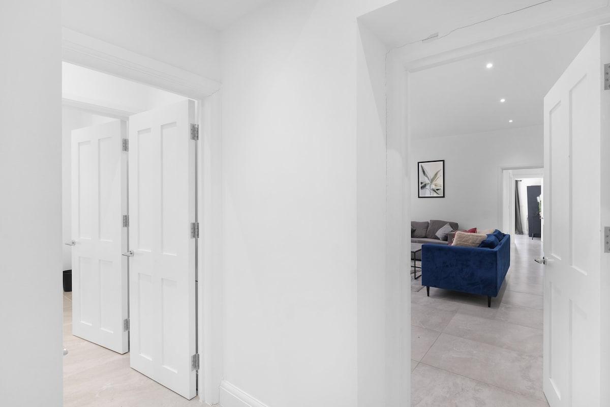 Modern 4 Beds Apt. in London with Parking + Garden6