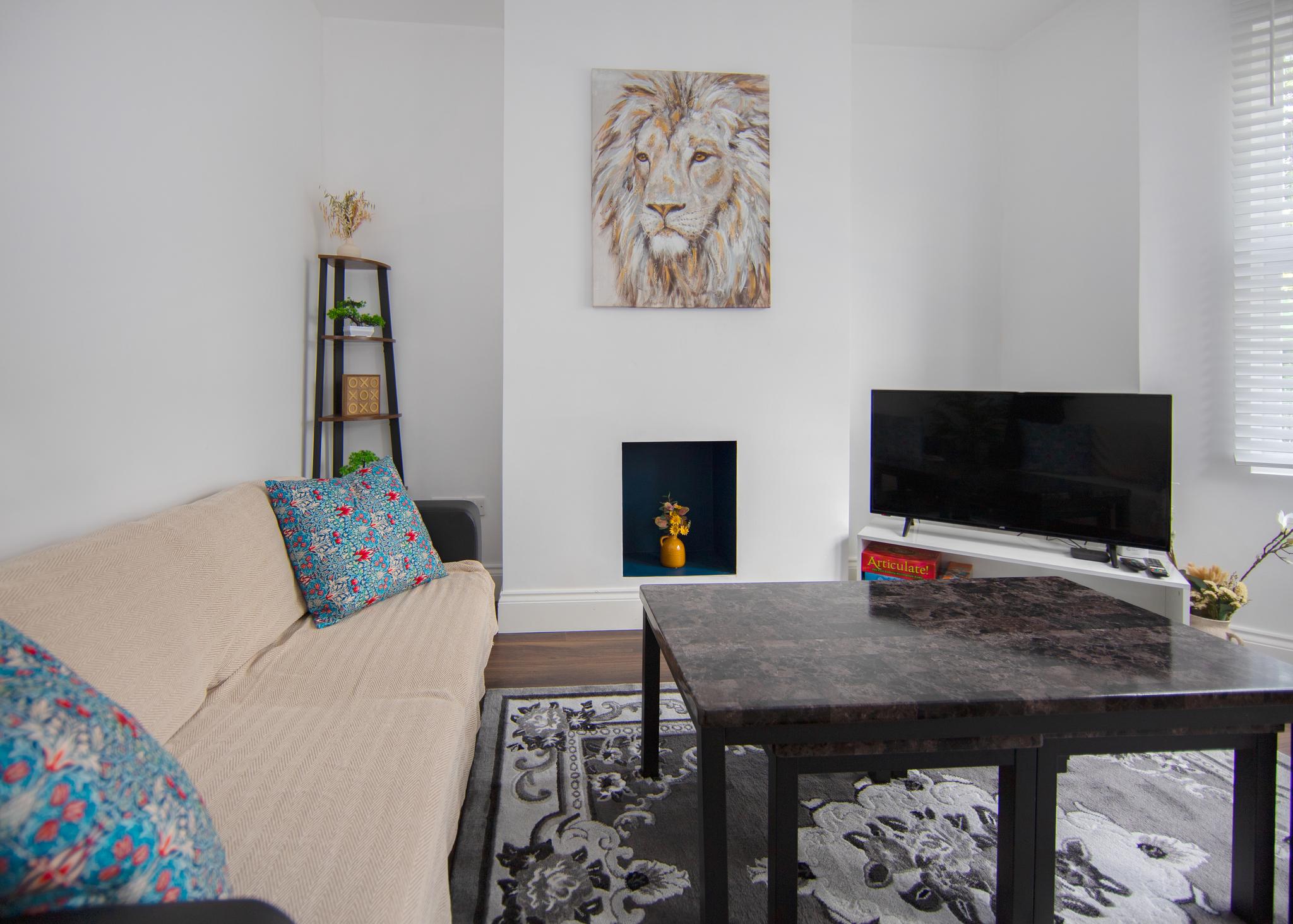 Spacious 4BR Home Near Elizabeth Line & O22